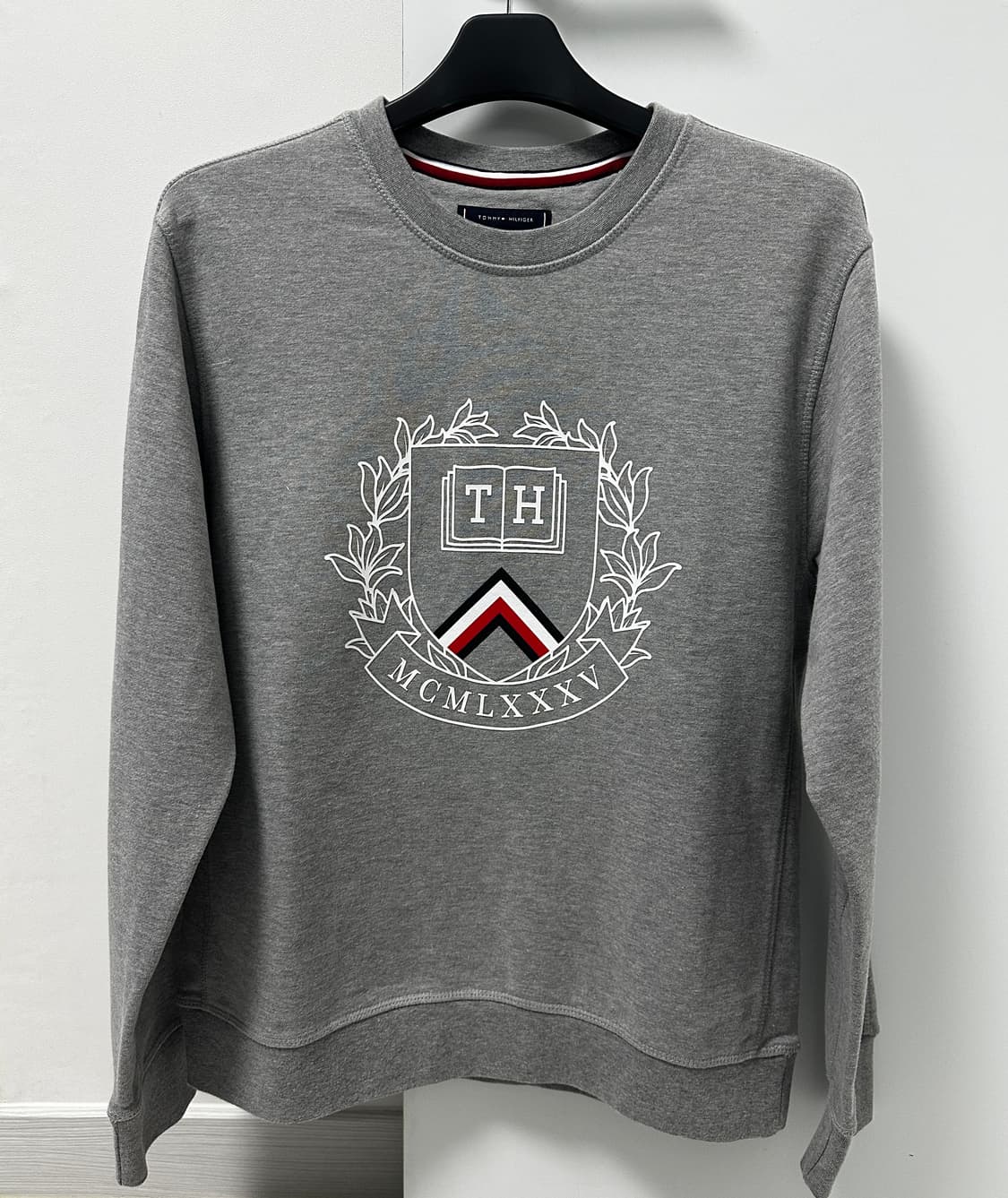 엠블럼 스웨트셔츠 상품이미지1