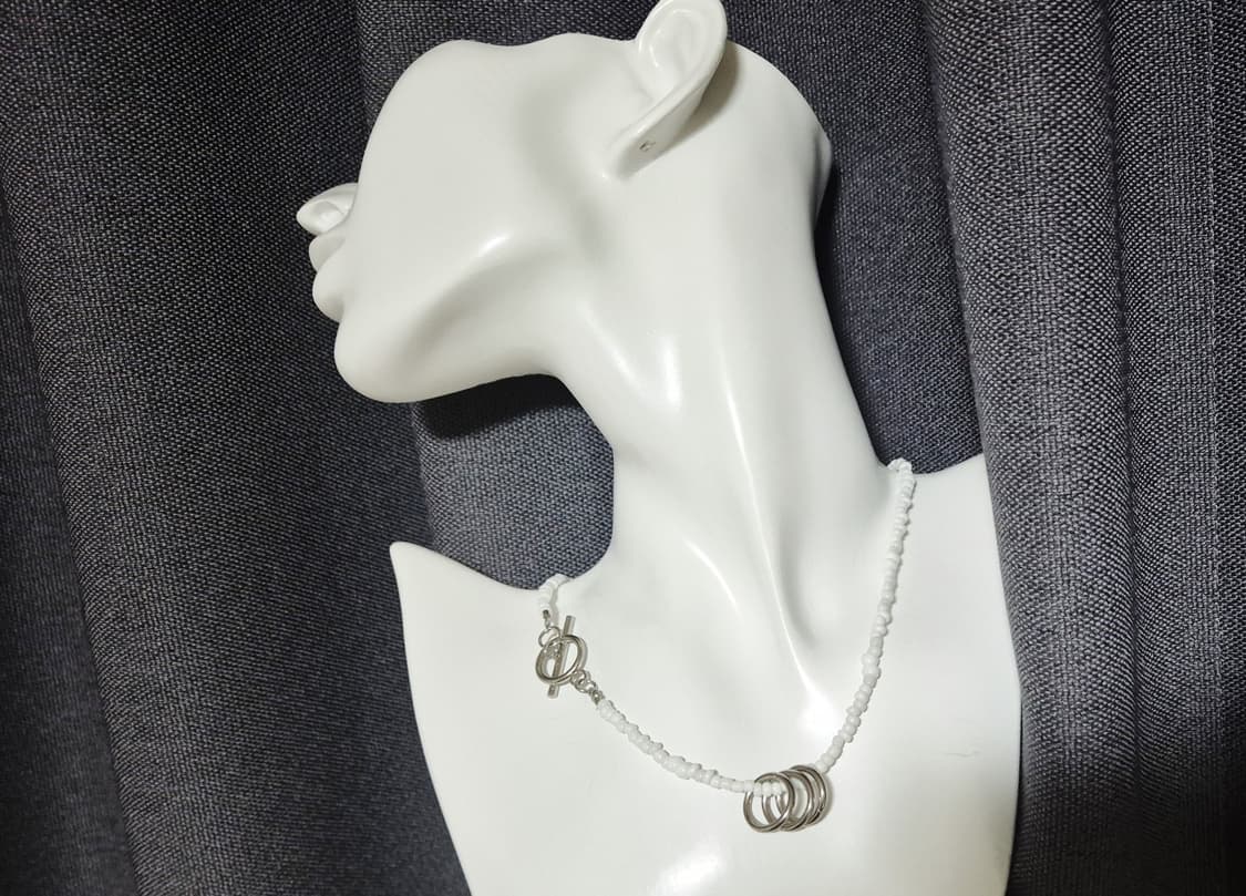 핸드메이드 화이트 비즈 써클 펜던트 토글바 목걸이 상품이미지1