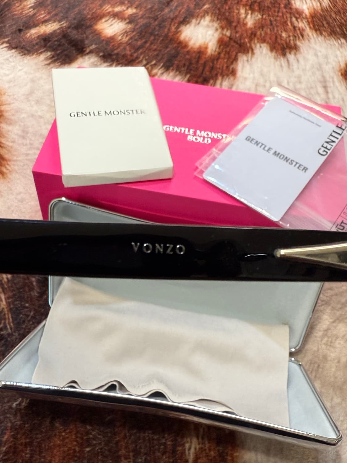 젠틀몬스터 VONZO 본조 01 블랙 안경테  상품이미지4