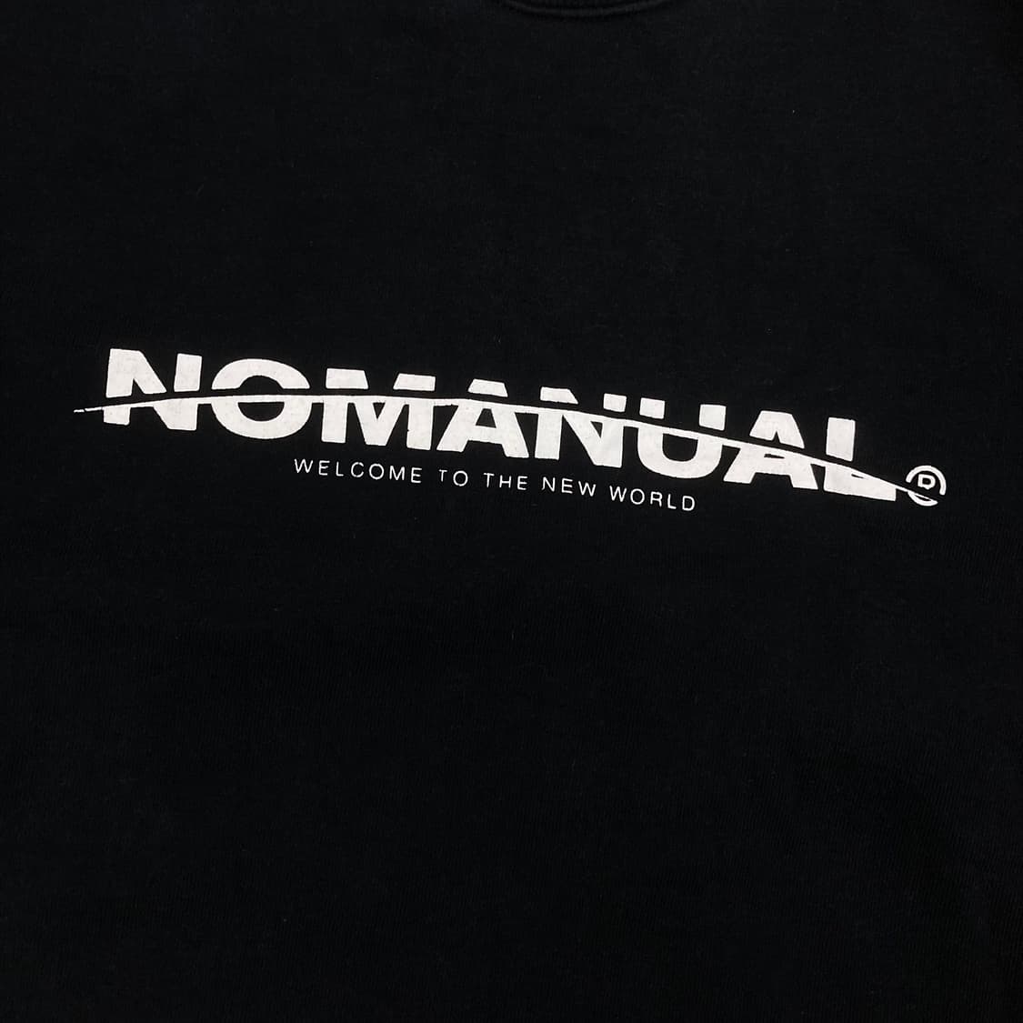 노매뉴얼 블랙 컬러 스펠아웃 맨투맨 상품이미지2
