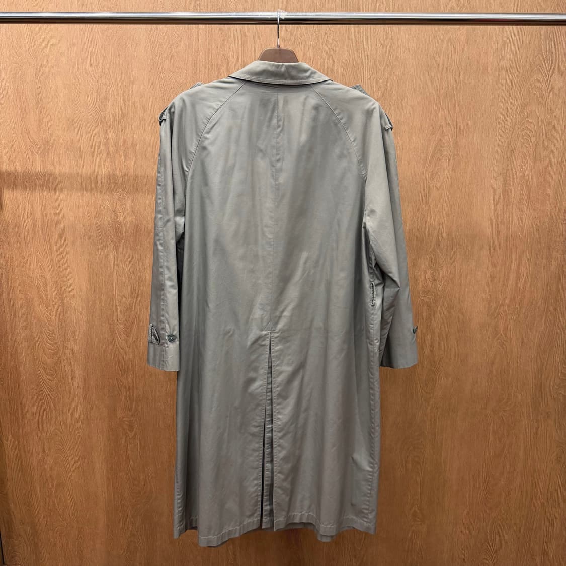 입생로랑 트렌치 코트 히든 버튼업 견장 백 슬릿 디테일 레귤러핏 그레이 상품이미지3