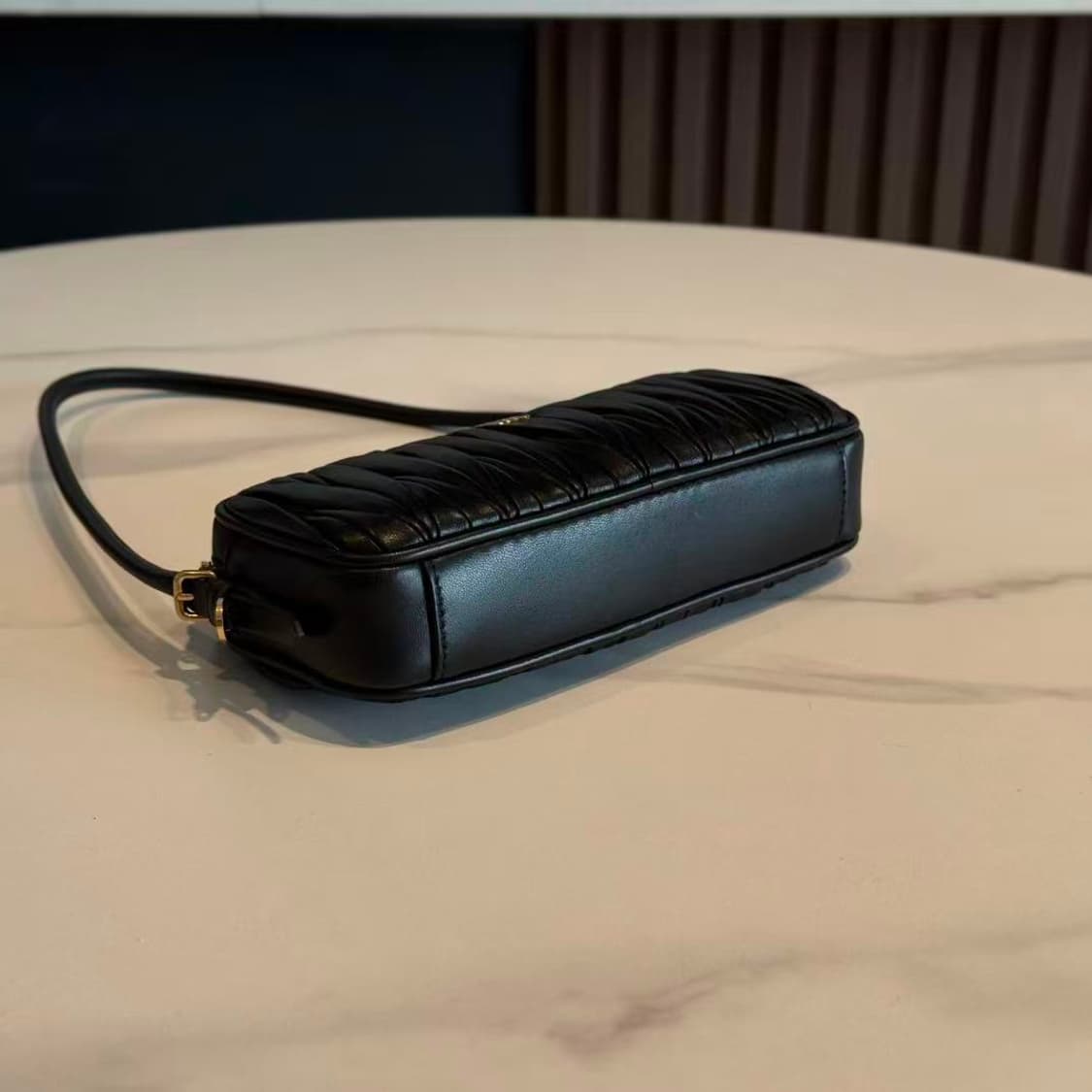 미우 미우 마테라쎄 나파 레더 파우치 블랙 5NE024 상품이미지4