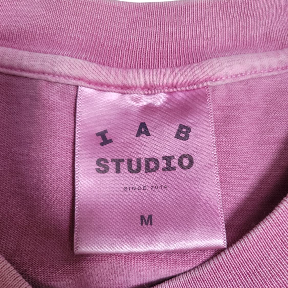 아이앱스튜디오 IAB STUDIO 마젠타 핑크 피그먼트 반팔 티셔츠 상품이미지2