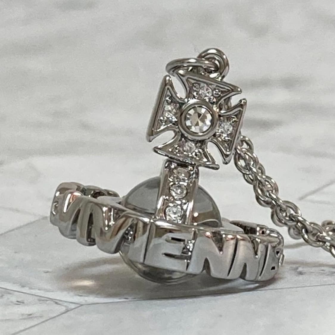 비비언웨스트우드 화이트 실버 크리스탈 3d orb 레터링 팬던트 목걸이 상품이미지1