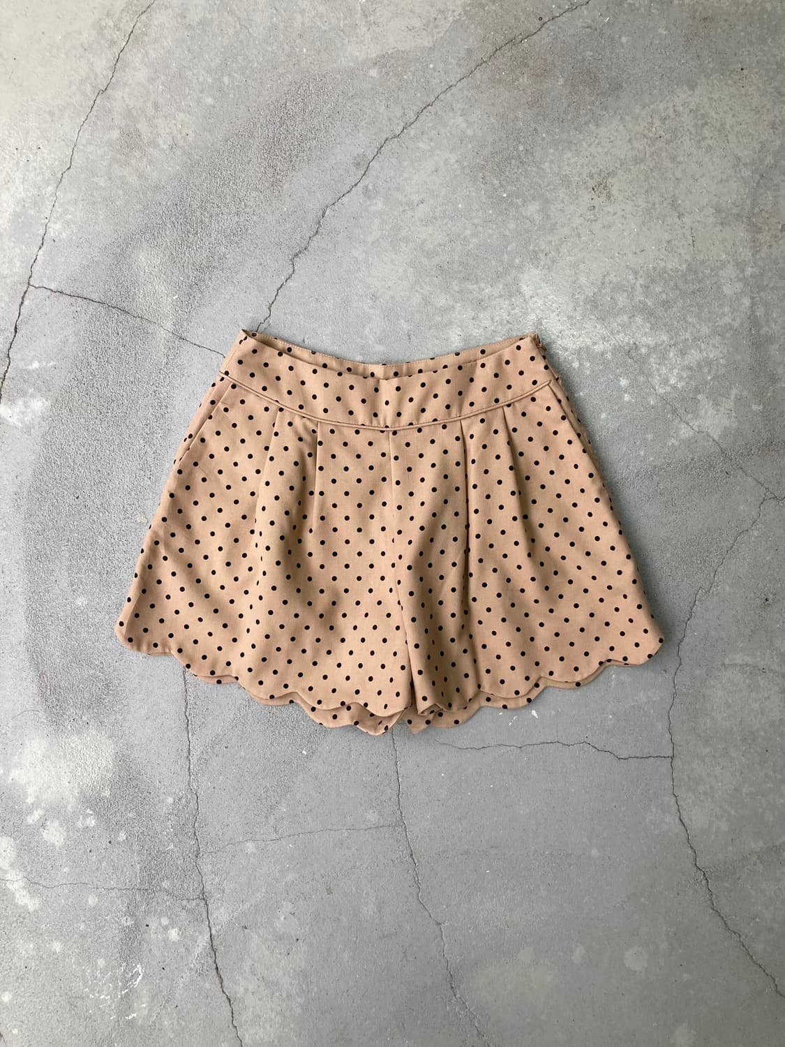 beige polka dot shorts 상품이미지1
