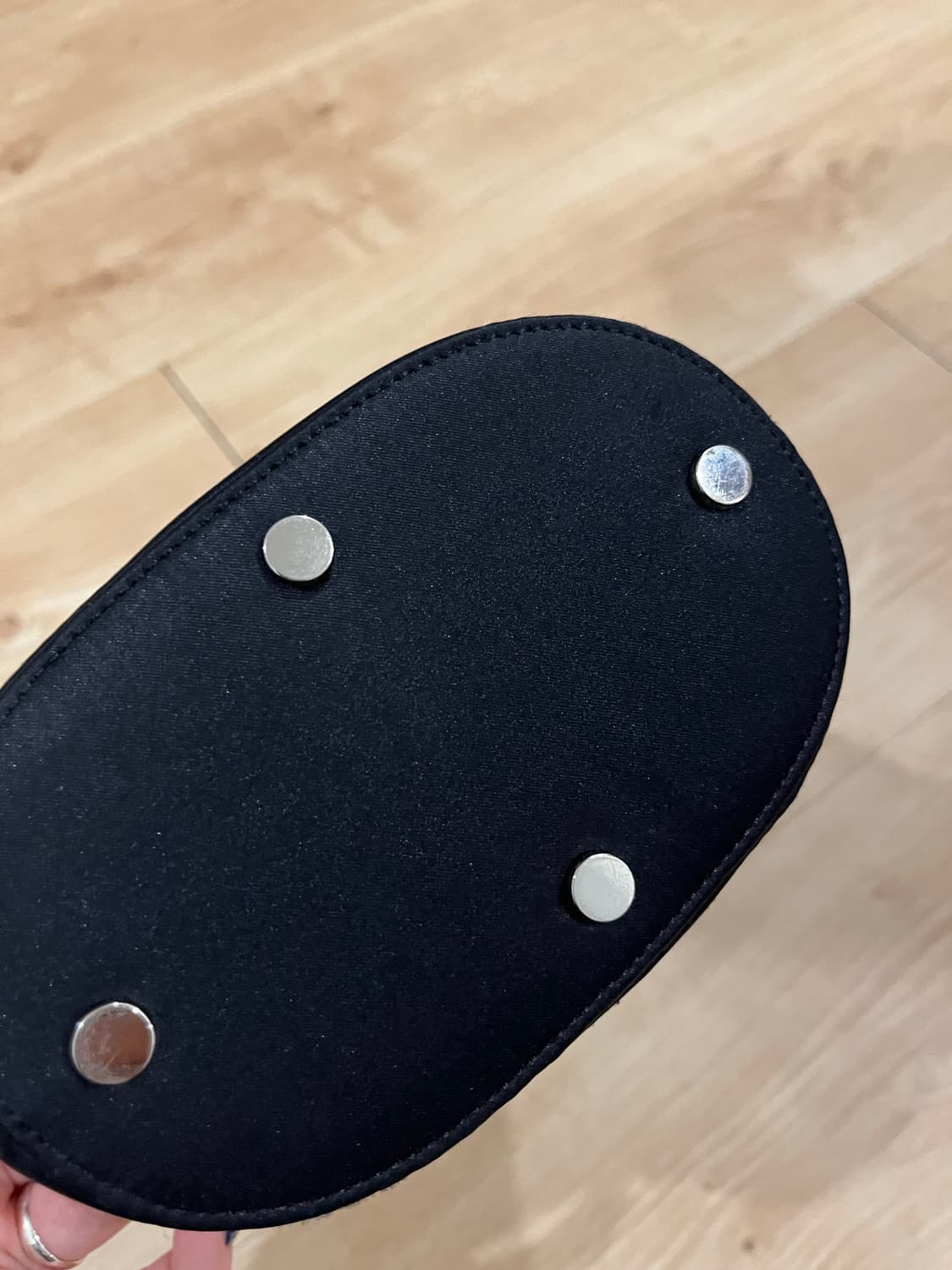 Openyy 오픈 와이와이 사틴 로고 토트백 블랙 상품이미지4