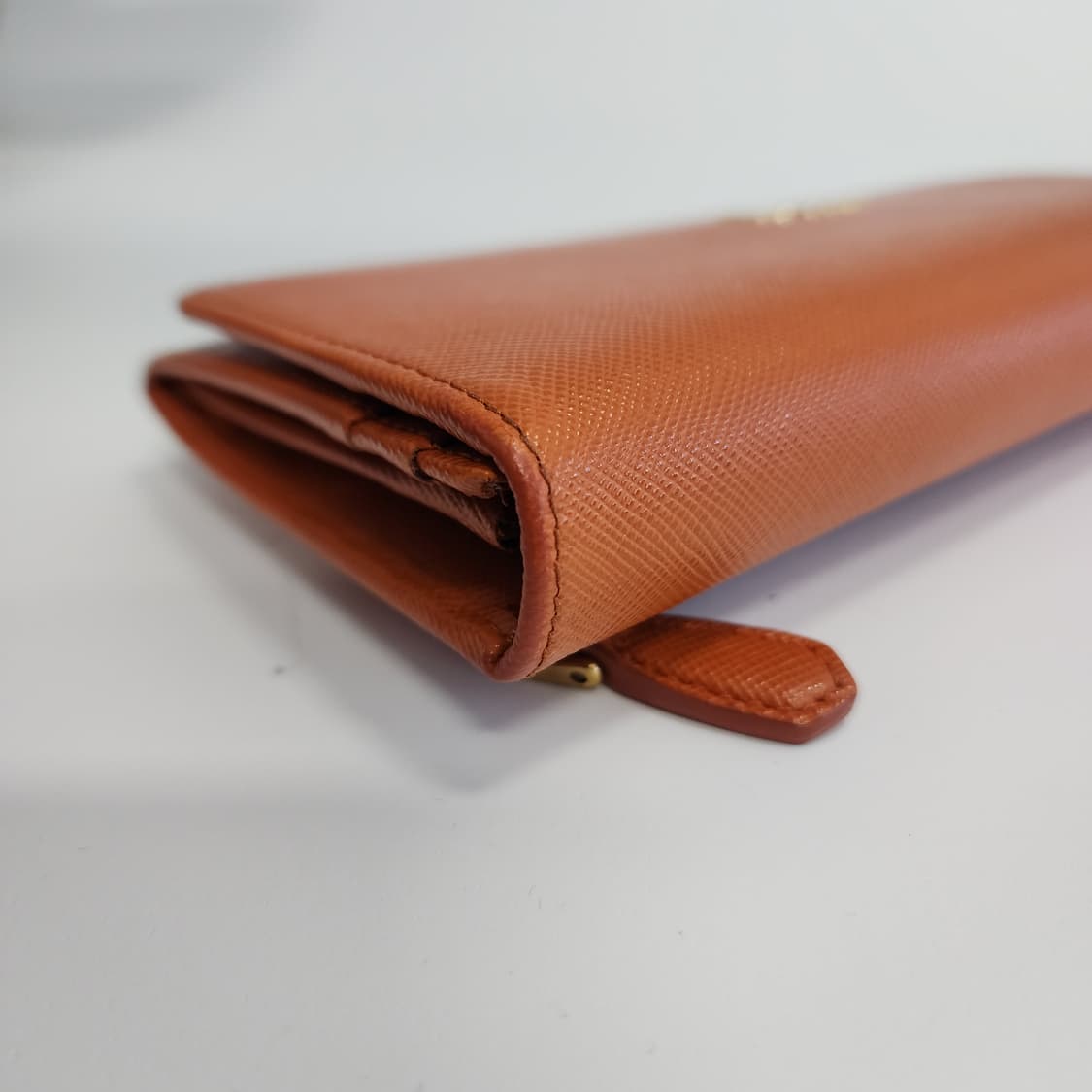 상태최상 프라다 메탈 로고 사피아노 장지갑 다크오렌지 상품이미지5