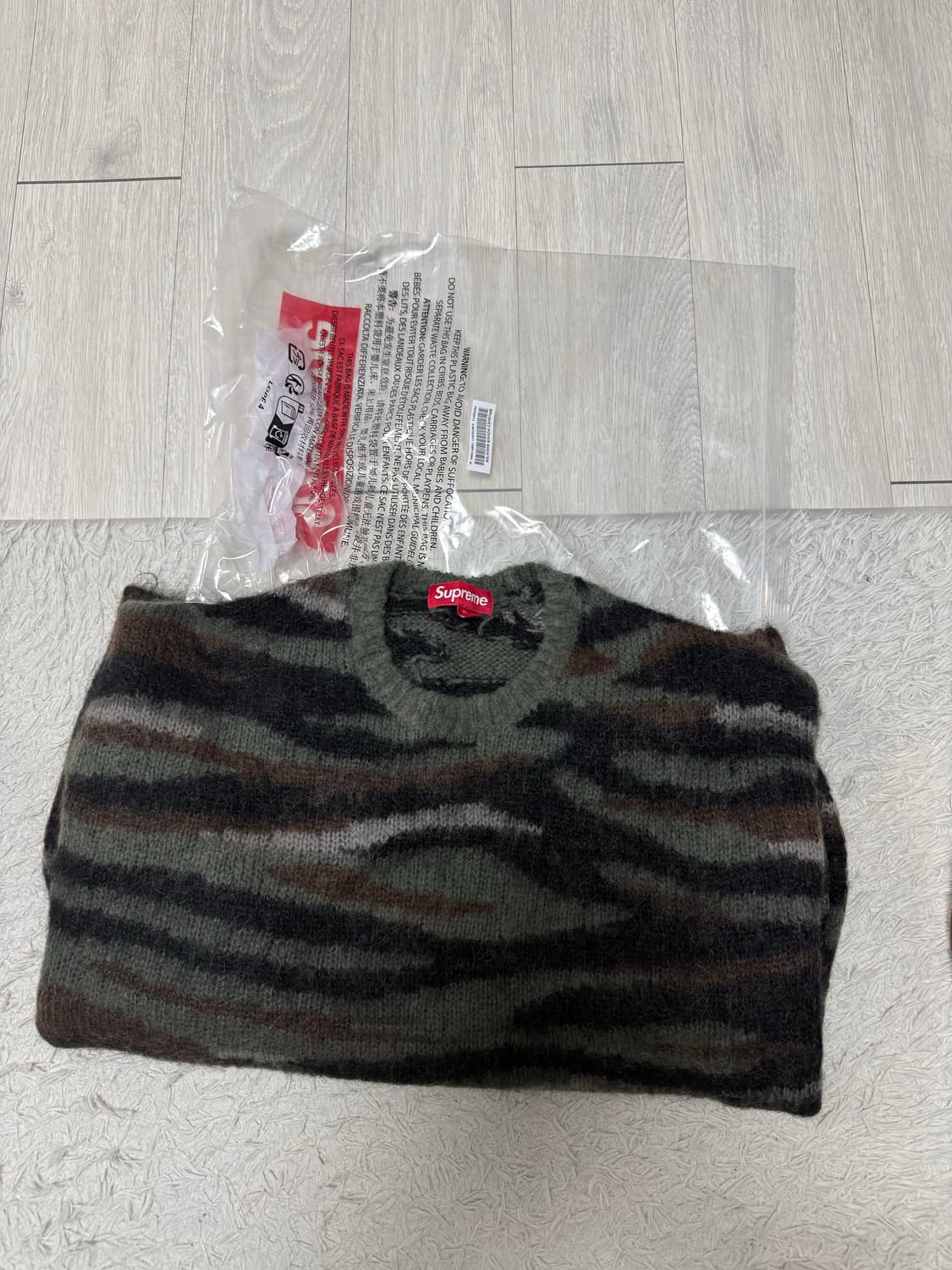 (XL) 슈프림 25fw 타이거 카모 모헤어 니트 상품이미지1