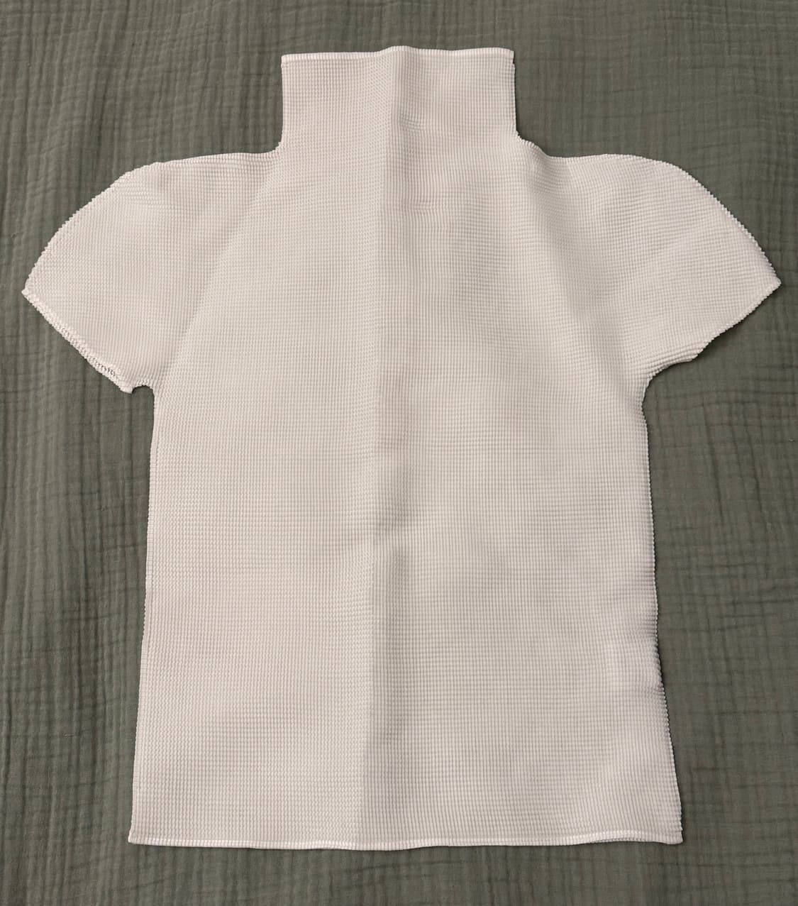 me ISSEY MIYAKE 스트레치 플리츠 하이넥 반팔 탑 상품이미지1