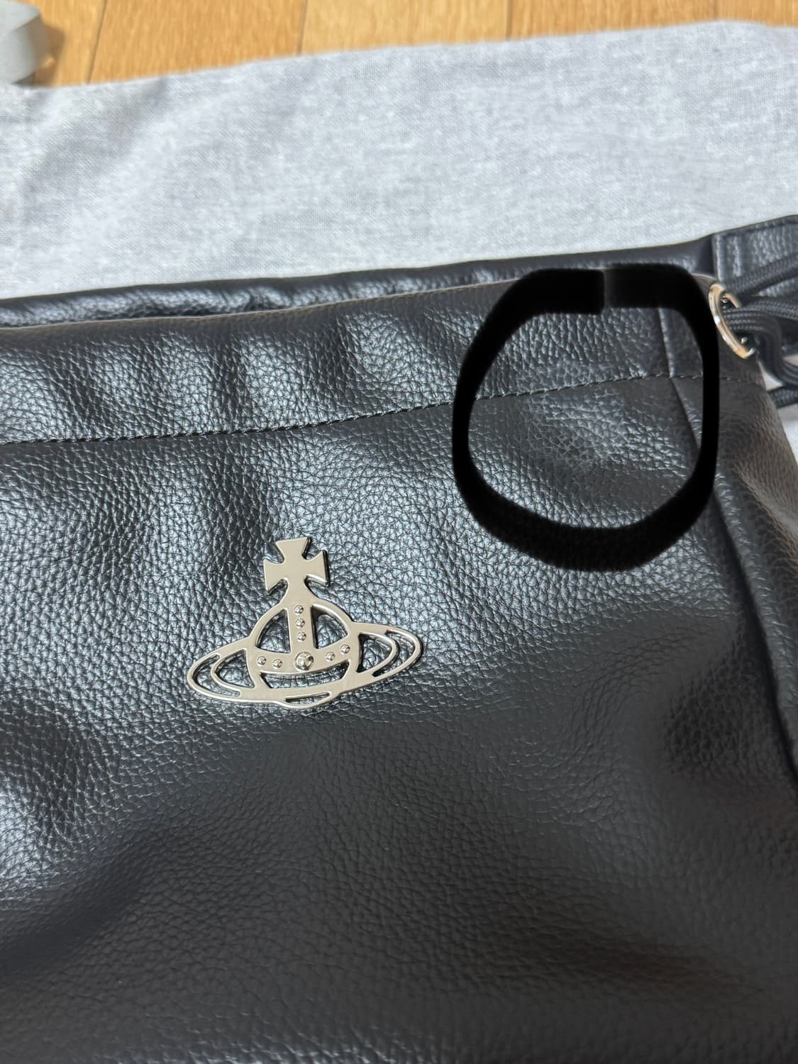 Vivian Westwood 비비안 웨스트우드 힐러리 스몰 버킷백 블랙 상품이미지2