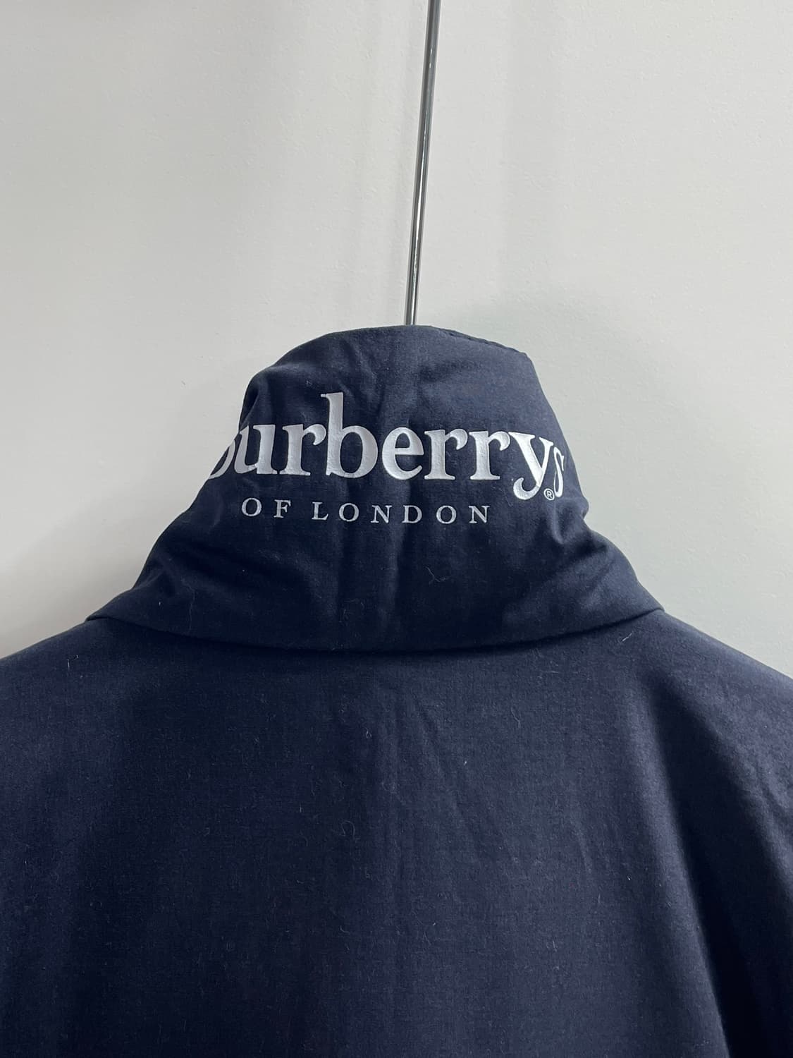 버버리 스펠아웃 네이비 오버핏 바람막이 (on.45) 상품이미지4