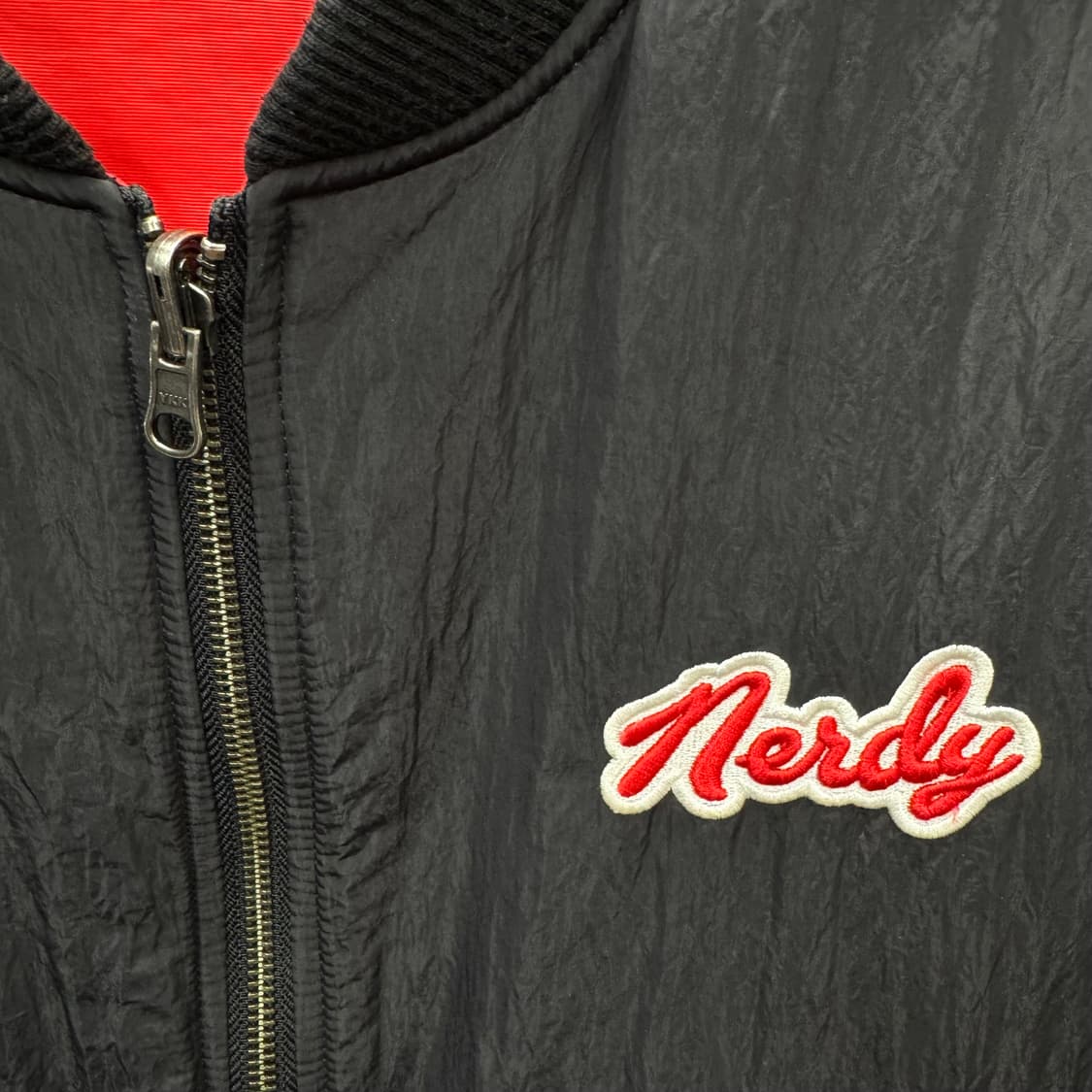 널디 리버시블 봄버 바시티자켓 후면 프린팅 포인트 레드 블랙 상품이미지7