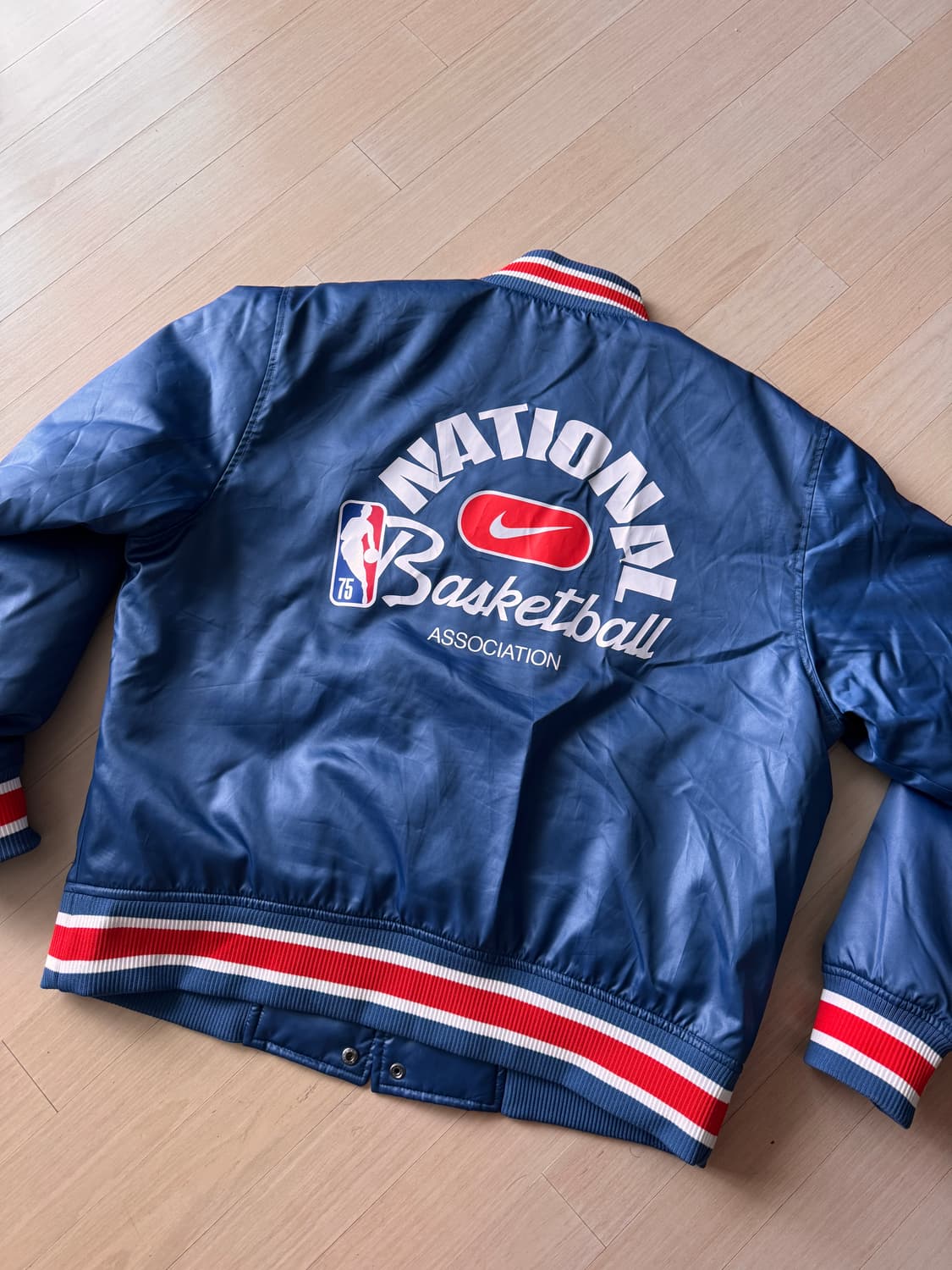 나이키 x NBA 75주년 기념 새틴 봄버 바시티 자켓 상품이미지2