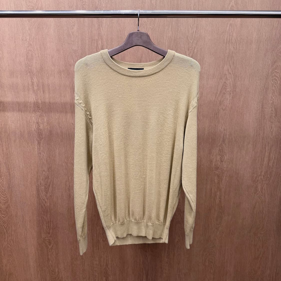 입생로랑 라운드넥 긴팔 니트 숄더 케이블 디테일 레귤러핏 베이지 상품이미지2