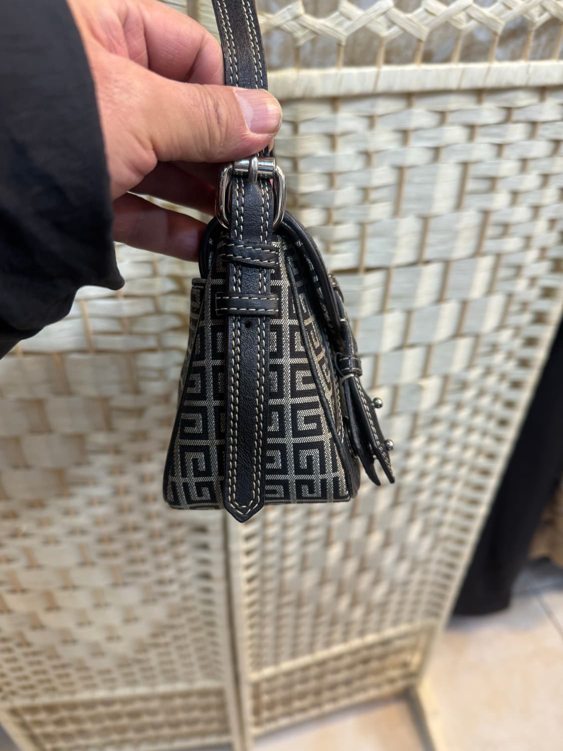 정품 지방시 빈티지 모노그램 숄더백 팝니다 상품이미지5