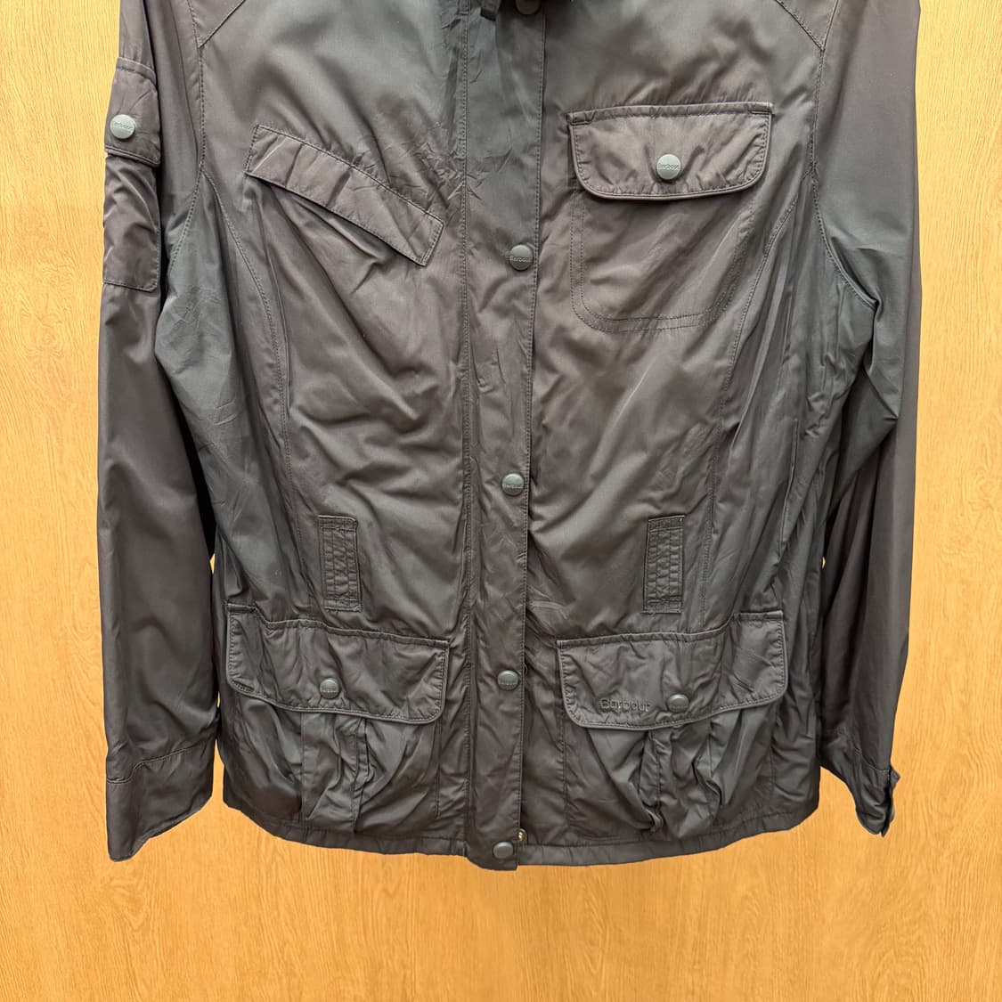 바버 하이넥 레귤러핏 라이트 웨이트 자켓 견장 멀티 포켓 디테일 블랙 상품이미지4