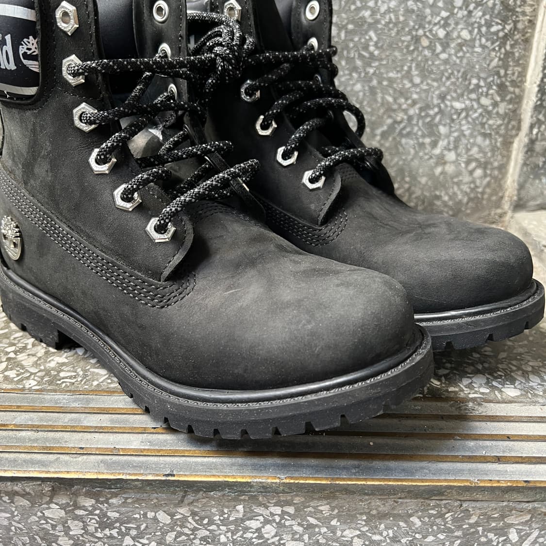 팀버랜드 6인치 프리미엄 블랙 누벅 실버 로고 부츠 상품이미지6