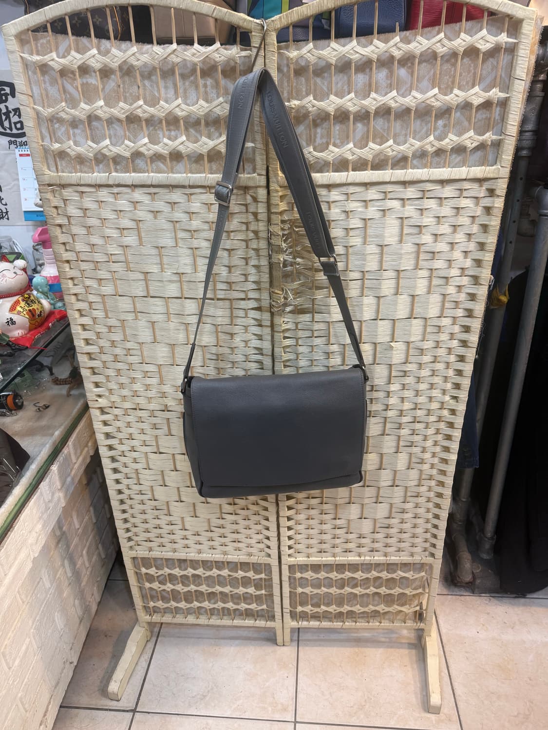 정품 루이비통 타이가 로만 크로스백 팝니다 상품이미지1