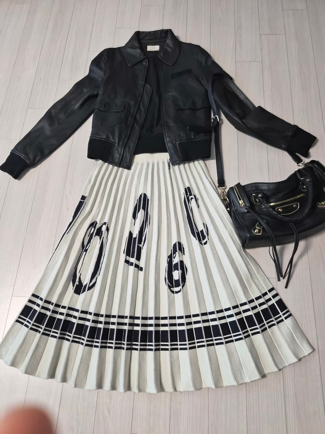 나이스클랍 유니크한 숫자 패턴 니트 플리츠 롱스커트 상품이미지1