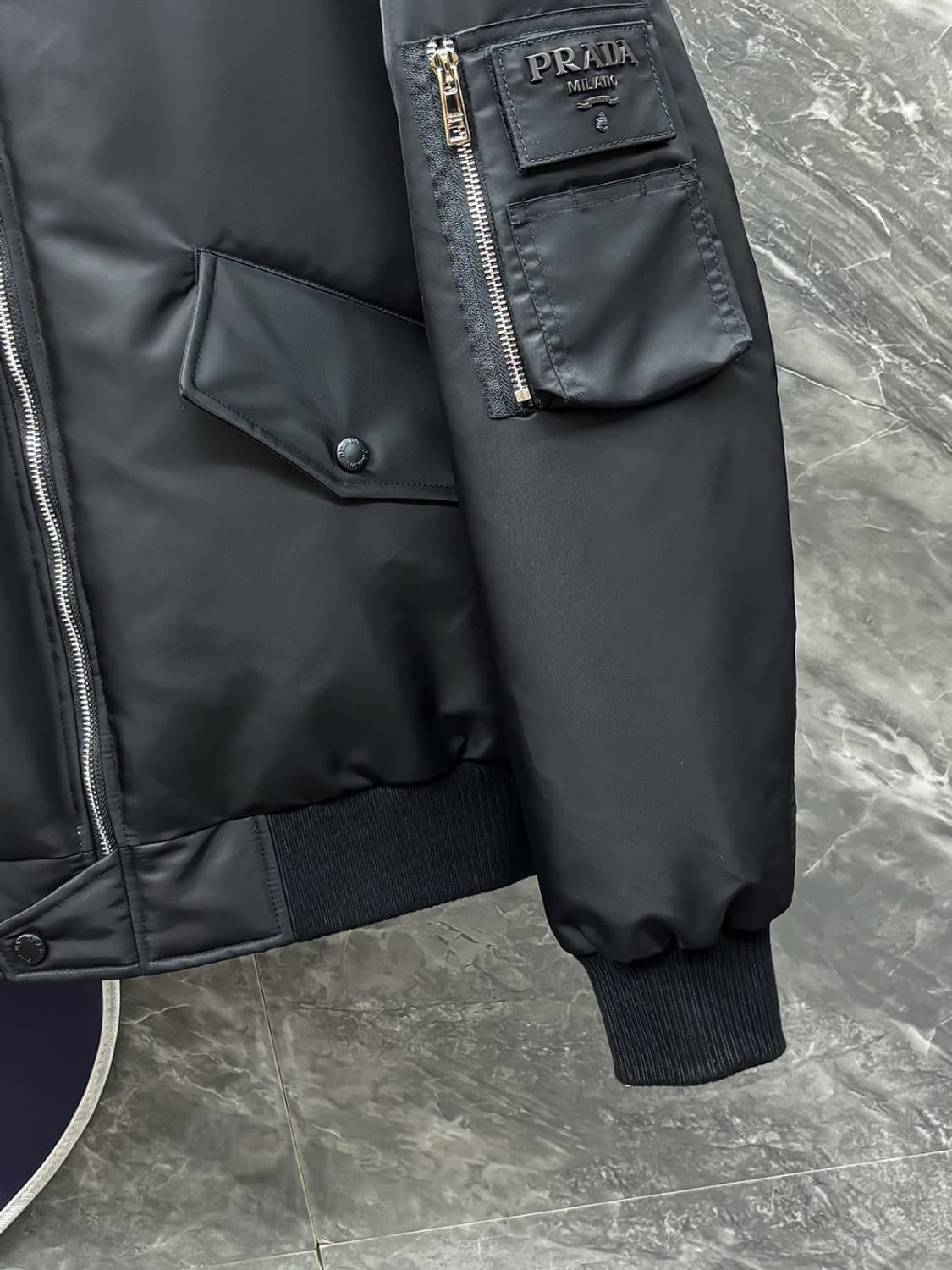 
프라다 리나일론 크롭 다운 재킷 블랙 상품이미지5