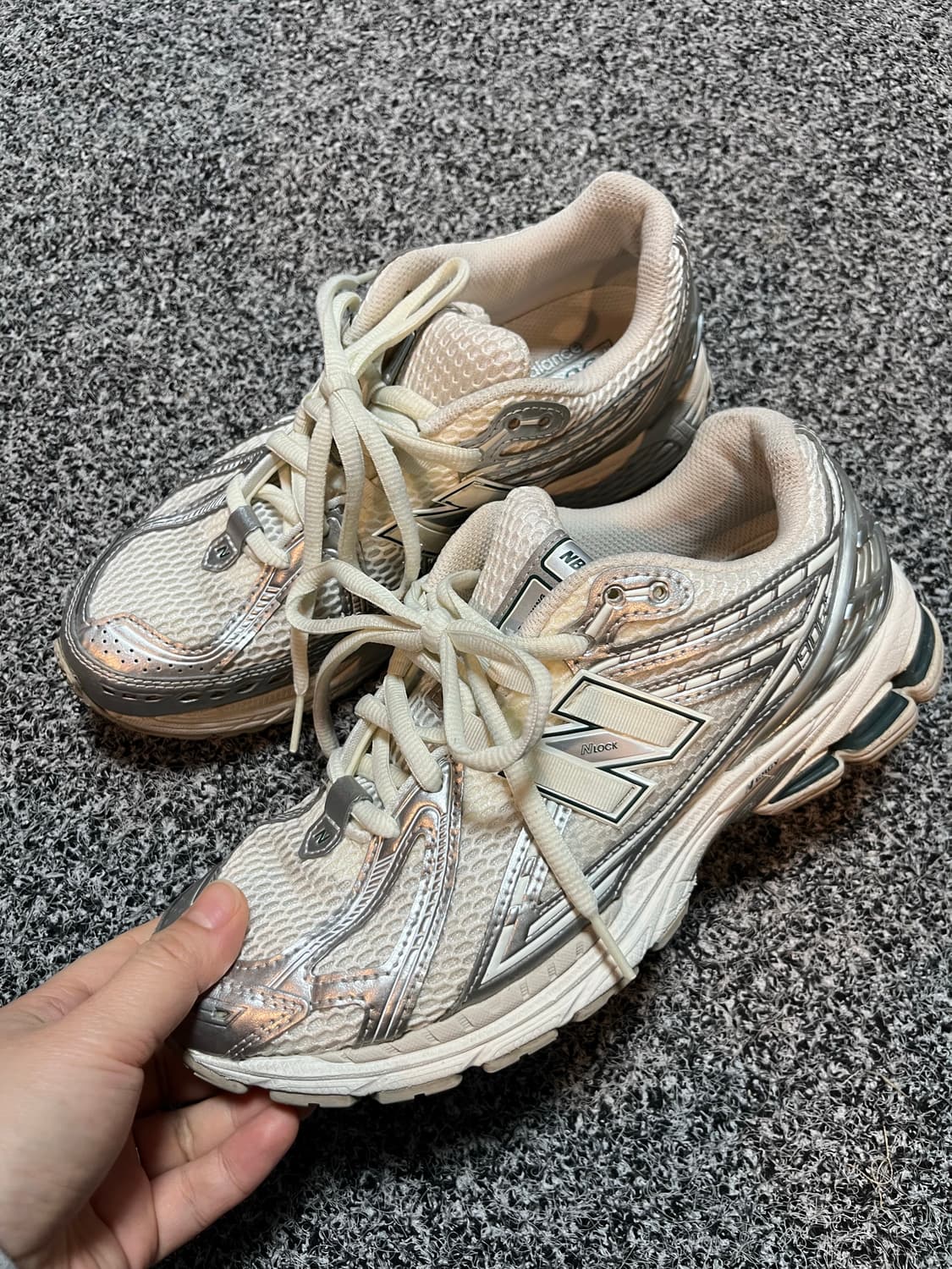 뉴발란스 1906R 화이트 메탈 실버 런닝화 260 상품이미지3