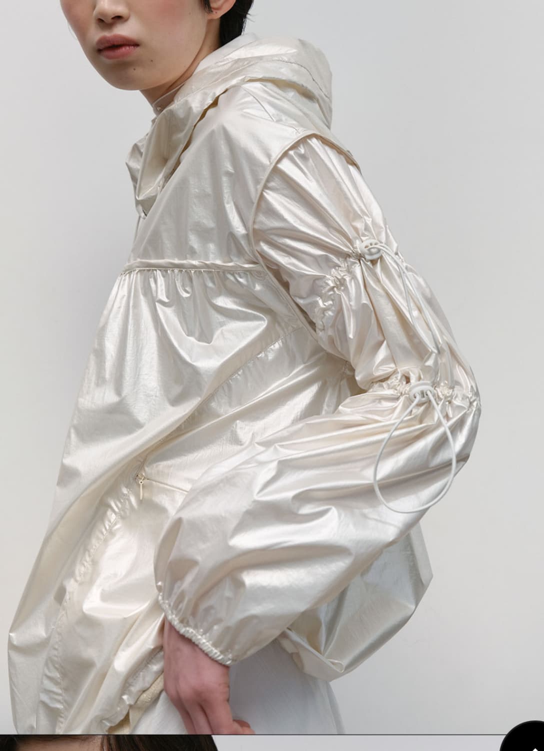 타입서비스 Glossy Shirring Hooded Windbreaker 상품이미지2