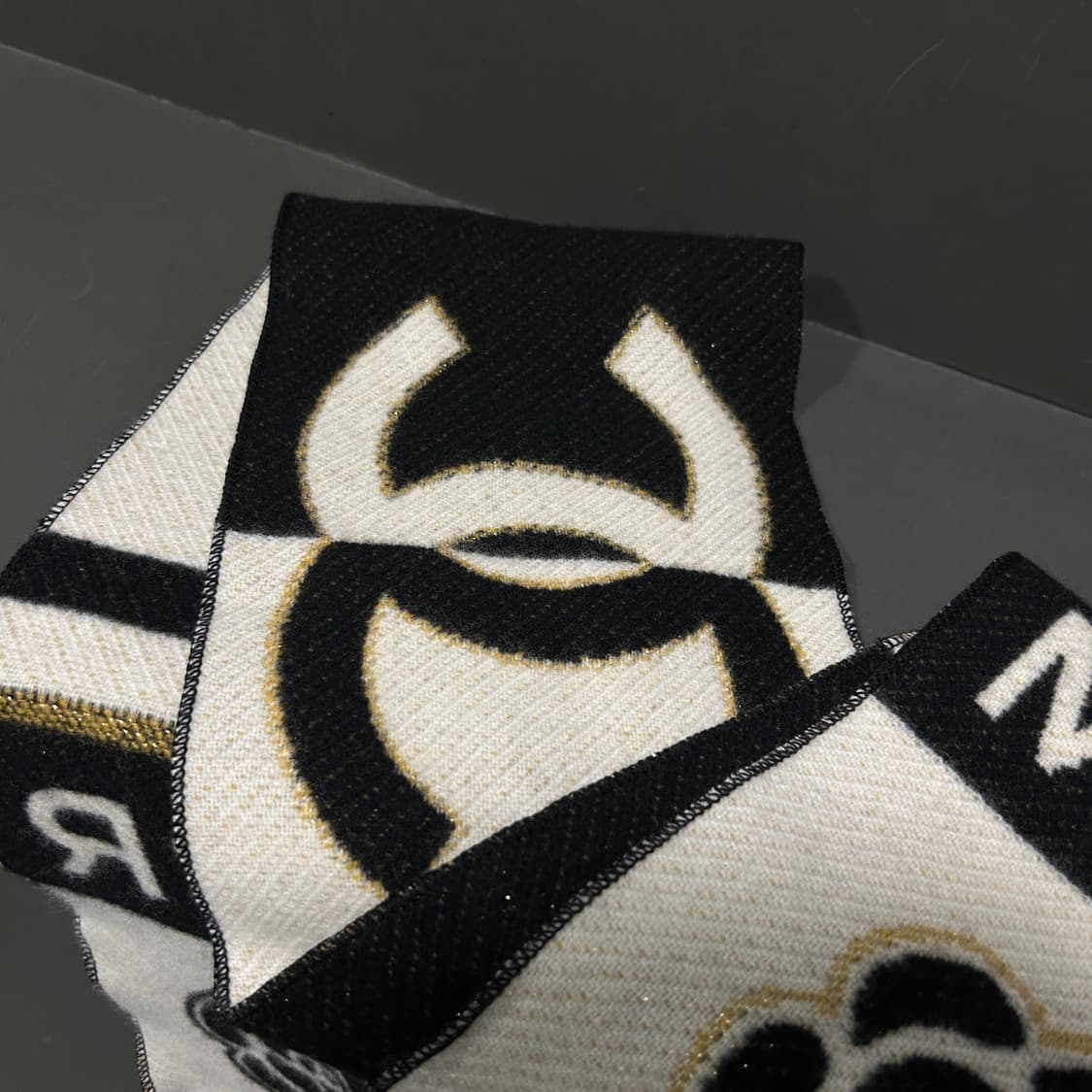 샤넬 카멜리아 캐시미어 머플러 상품이미지6