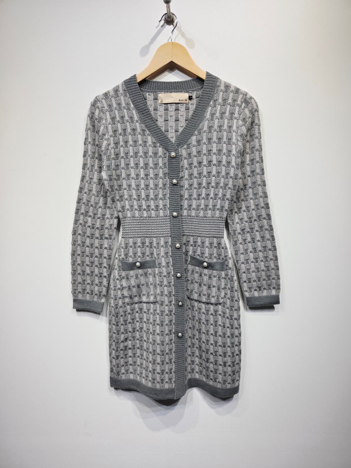 NAIN 나인 브이넥 진주버튼 패턴 니트 원피스 상품이미지2