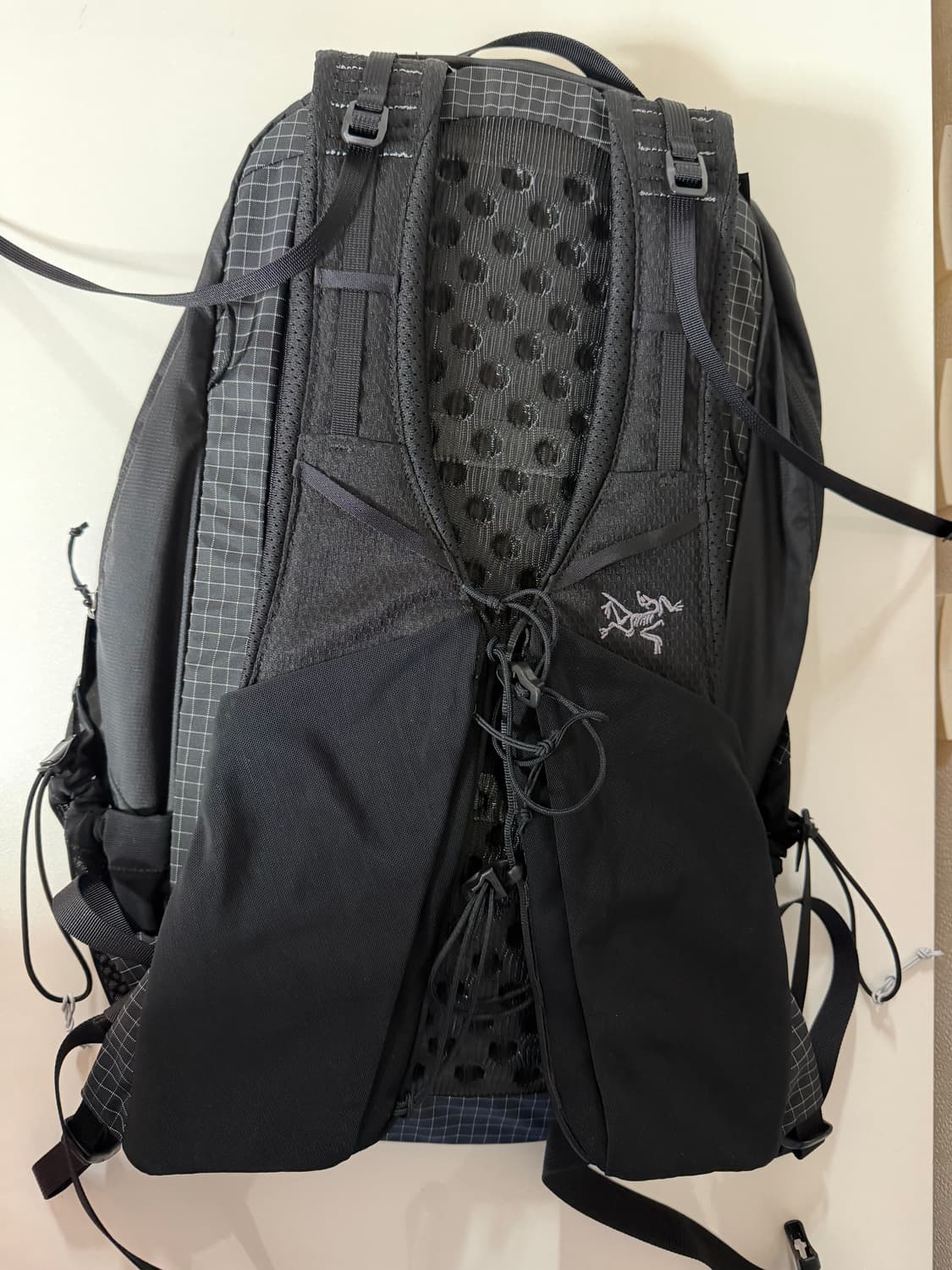 아크테릭스 에어리어스 18L 백팩 블랙 상품이미지4