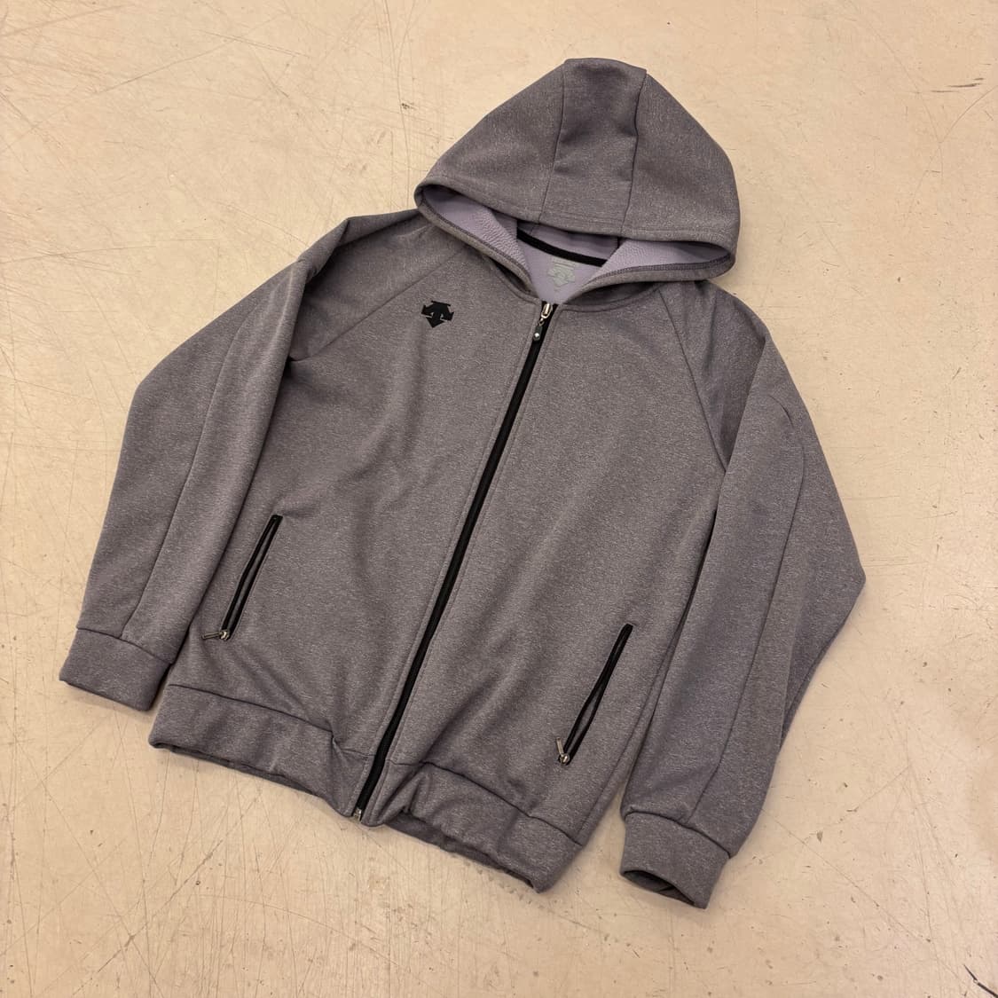 데상트 그레이 스포티 후드집업 상품이미지1