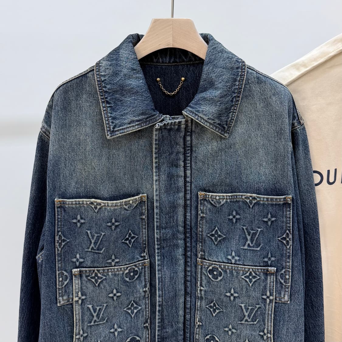 [S+급/50] 루이비통 모노그램 카펜터 워싱 데님 자켓 풀구성 상품이미지2