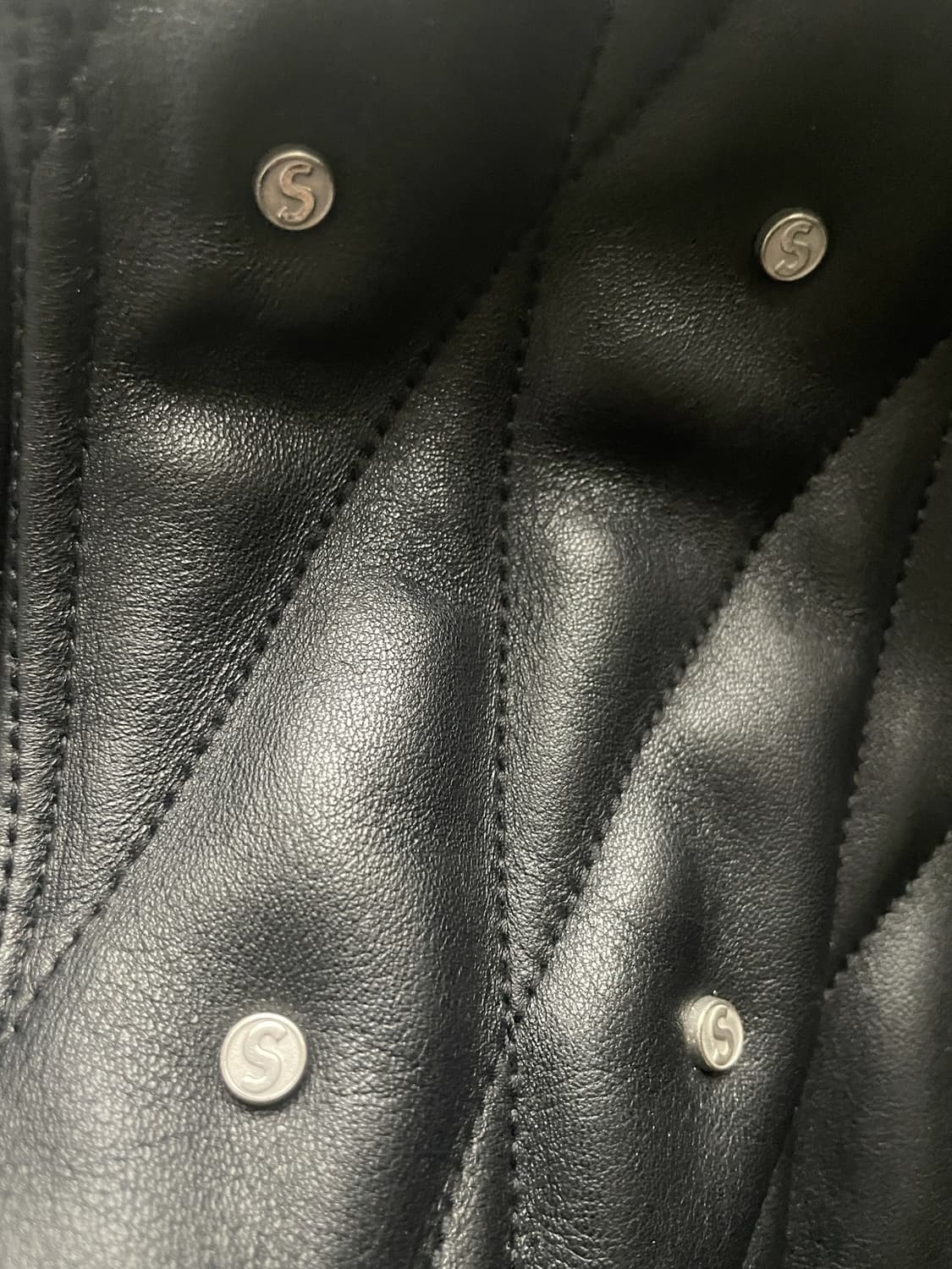 슈프림 18fw 퀄티드 스터드 레더 자켓 상품이미지6