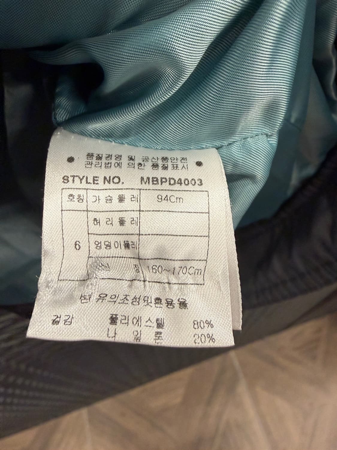 MCM 크롭 캐주얼 퀼티드 자켓 바이커패널 디테일 차콜 상품이미지6