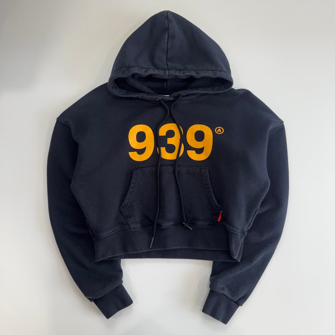 Archive bold 939 옐로우 로고 네이비 크롭 후드티 상품이미지3