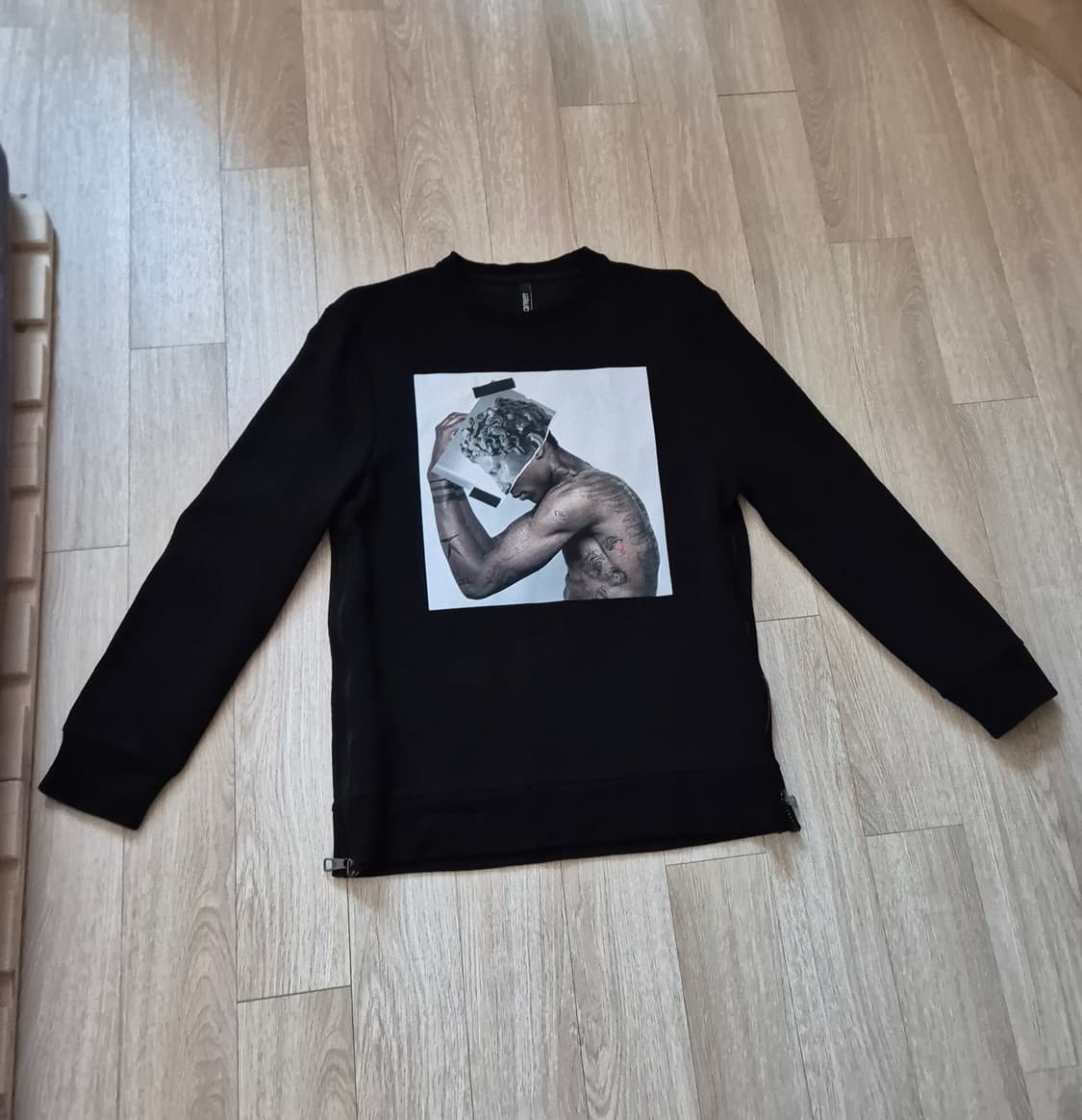 닐바렛 석고상 타투프린팅 맨투맨 상품이미지1