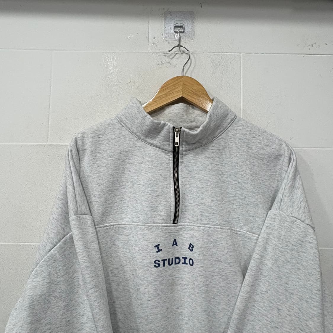 IAB Studio 아이앱스튜디오 반집업 맨투맨 상품이미지2