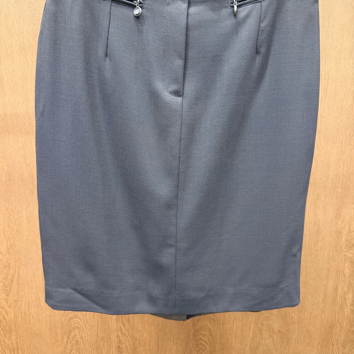 구찌 울 미디 스커트 로고 장식 지퍼 포켓 백 슬릿 디테일 H라인 브라운 상품이미지5