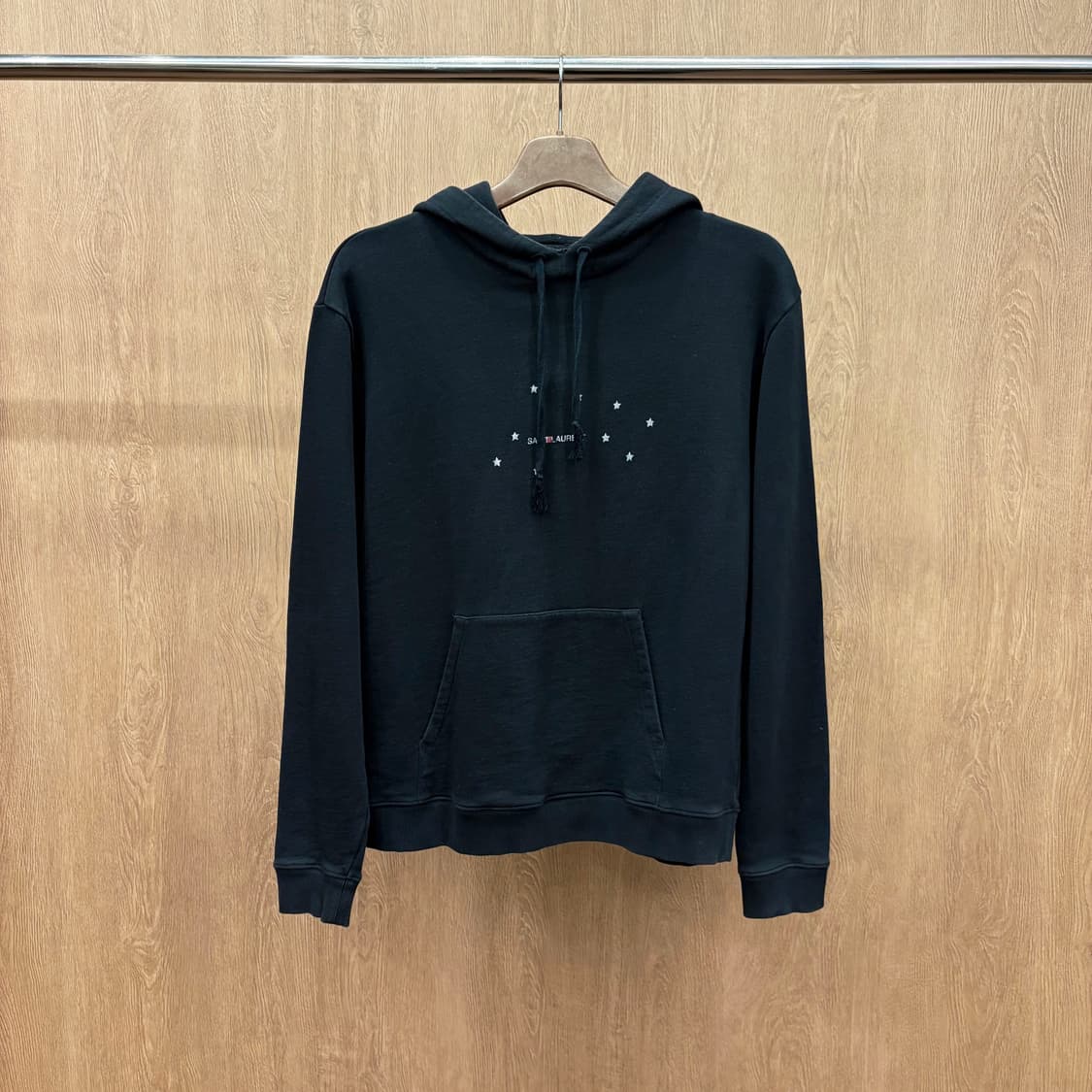 생로랑 파리 긴팔 후드 티셔츠 스타 서클 로고 프린트 포켓 디테일 블랙 상품이미지2