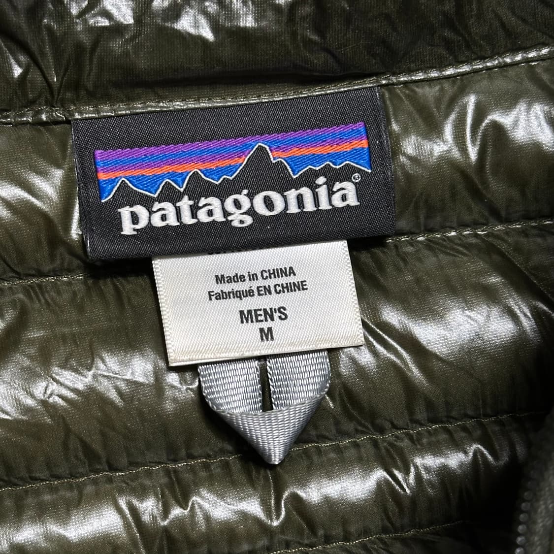파타고니아 카키 유광 경량 패딩 상품이미지4
