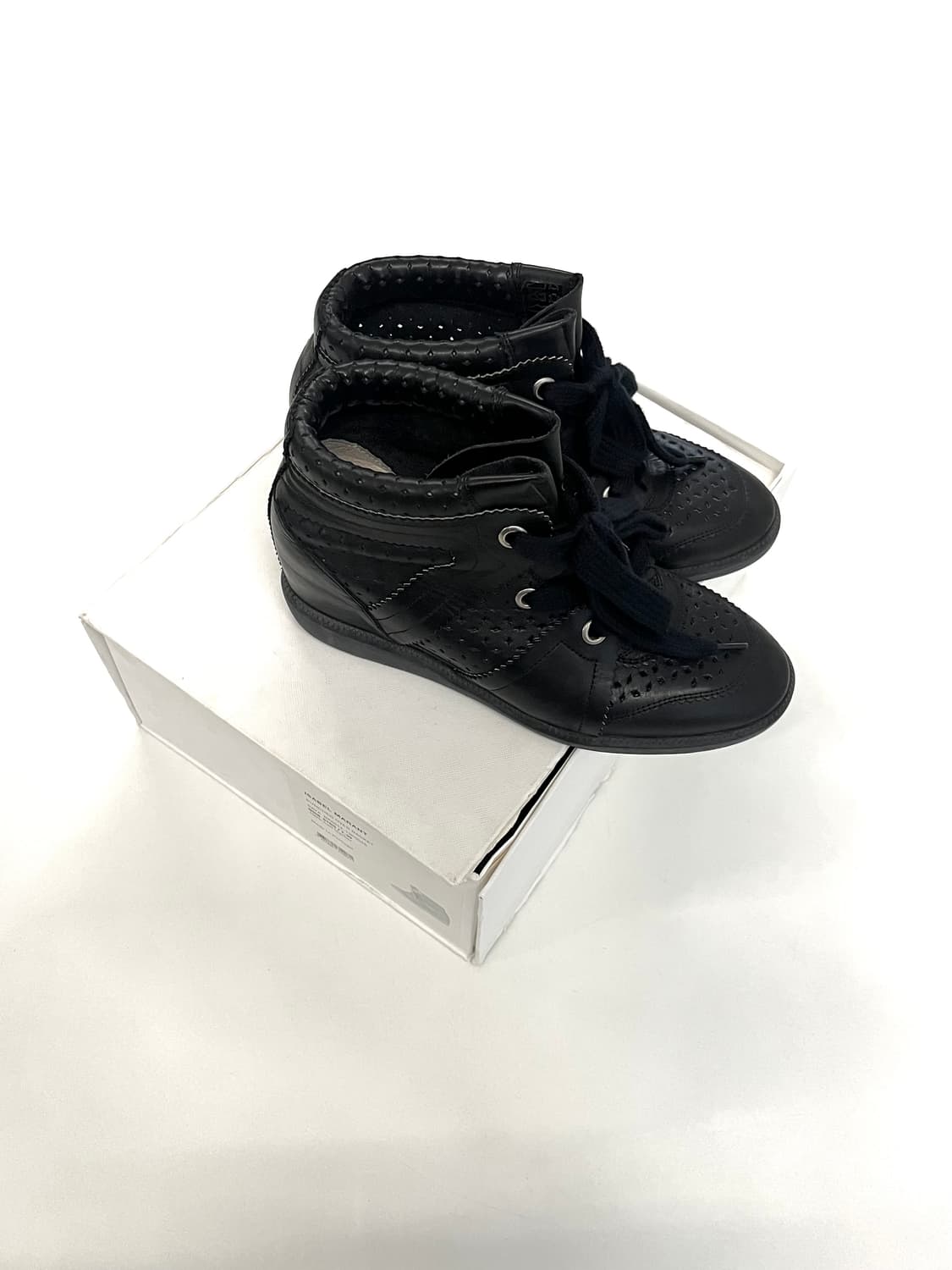 이자벨마랑 퍼포레이티브 레더 바비 스니커즈 상품이미지2