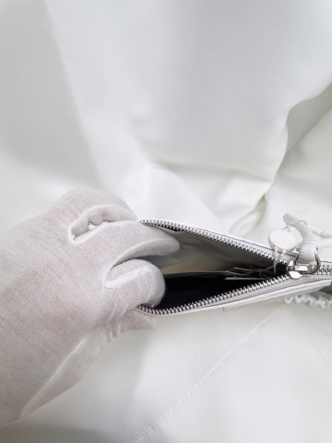 (정품/새상품) MM6 마르지엘라 여성 화이트 손목 스트랩 스퀘어 클러치 상품이미지4