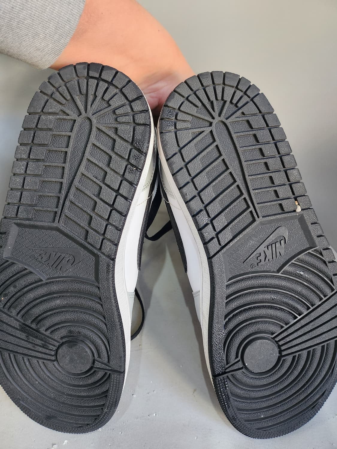 나이키 에어조던 1미드 우먼스 라이트 스모크 그레이 상품이미지2