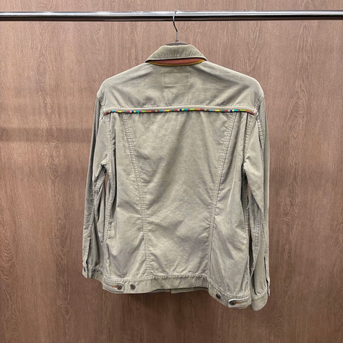 리바이스 코듀로이 트러커 자켓 후면 컬러 자수 레드 탭 디테일 베이지 상품이미지3