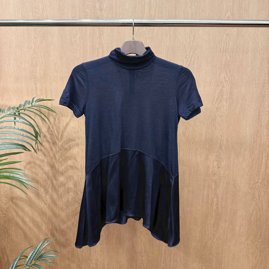 브루넬로 쿠치넬리 터틀넥 반팔 니트 실크 레이어드 플레어 디테일 네이비 상품이미지1