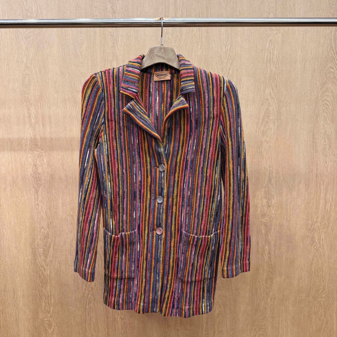 미쏘니 스트라이프 니트 블레이저 테일러드 카라 3버튼 디테일 멀티컬러 상품이미지2