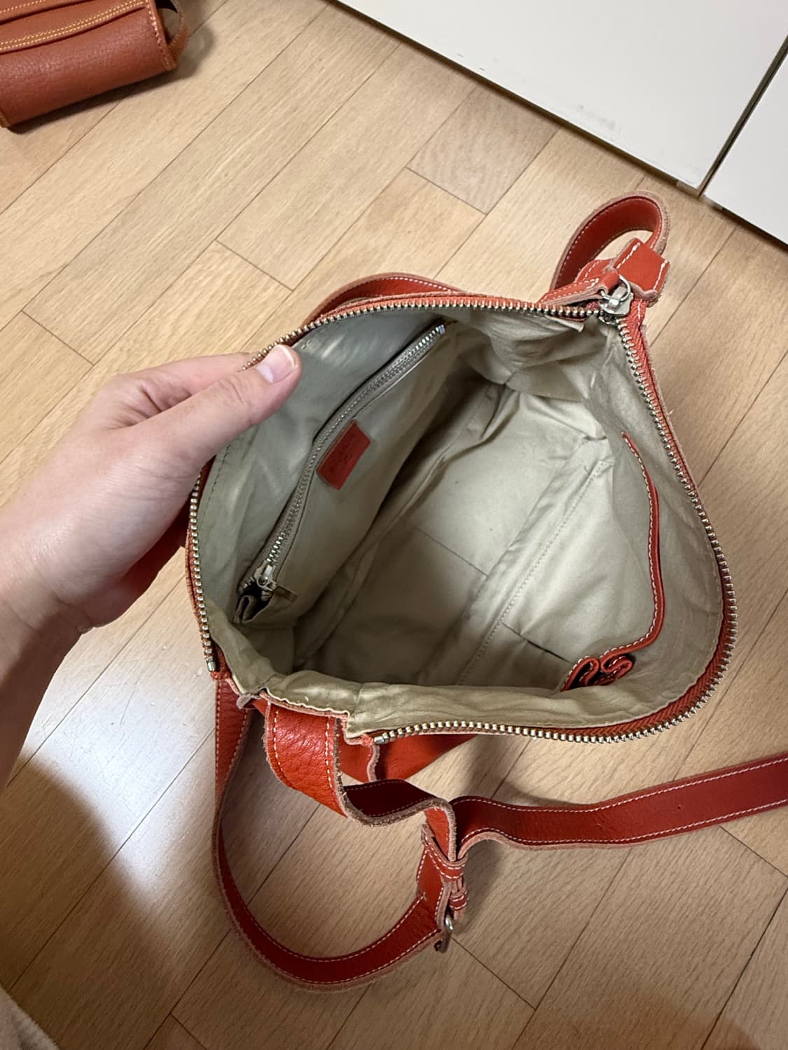 마가렛호웰 아이디어 소가죽 크로스백 상품이미지7