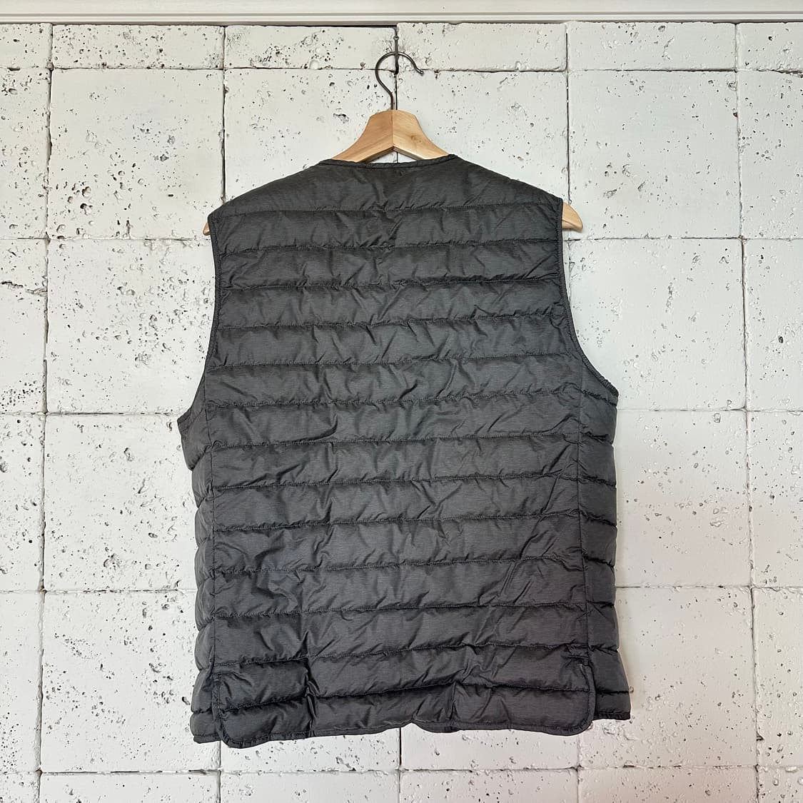 L 유니클로 경량 패딩조끼 회색 상품이미지4