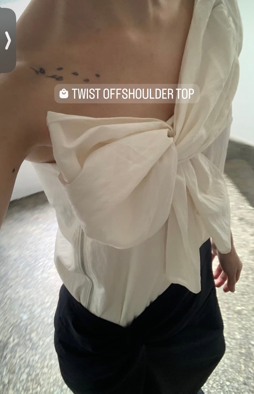 TWIST ONE OFF SHOULDER TOP Lea 르에 상품이미지1