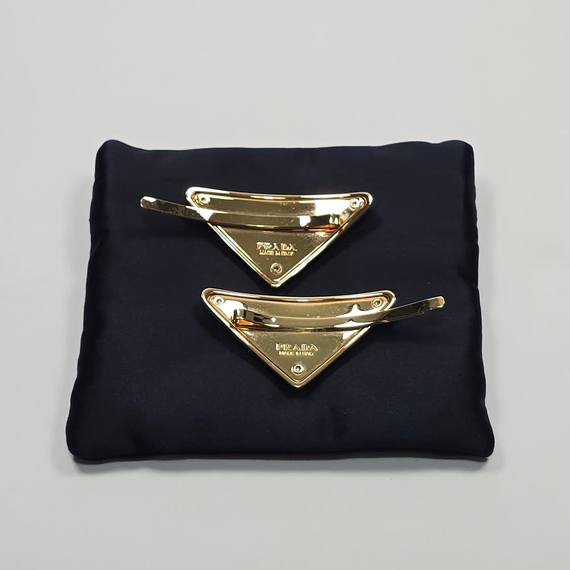 프라다 트라이앵글 로고 헤어클립 상품이미지3