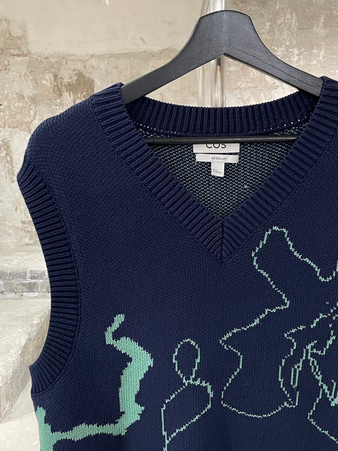 코스 네이비 레귤러 자카드 V넥 니트 베스트 상품이미지2